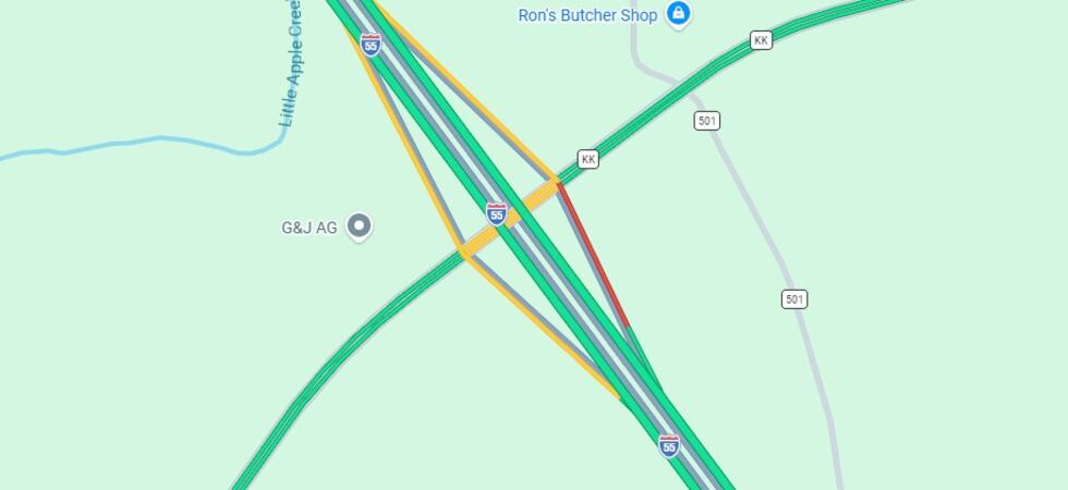 Varios equipos acudieron al lugar del accidente, donde un camión cisterna de cemento había...
