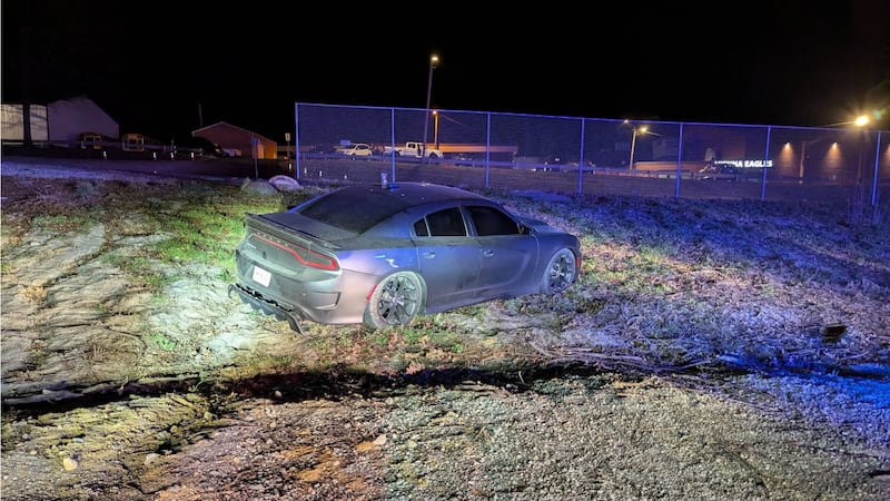 Un hombre de Sikeston fue arrestado el sábado por la noche por delitos graves tras una...