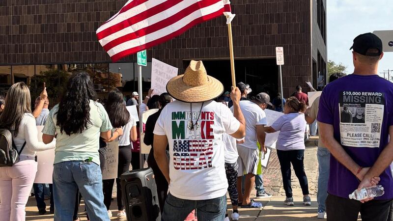 El martes una protesta se llevó a cabo fuera de la corte de comisionados del condado Smith en...