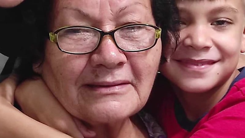 Hispana de 79 años lleva nueve meses presa en un centro de detención, donde la llaman "La...