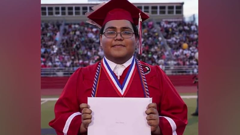 Estudiante a punto de graduarse es detenido "al azar" por ICE cuando iba a comprar comida,...