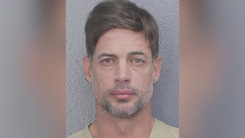 Al actor se le acusa de desorden público en un restaurante, mientras se conoce el audio de la...