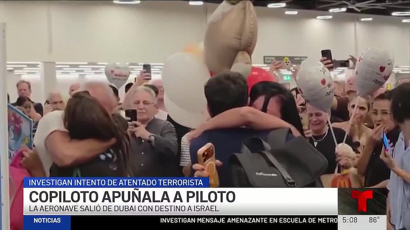 Un piloto apuñaló a otro y luego aparentemente trató de estrellar el avión que viajaban...